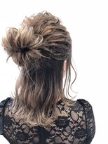 モードケイズ 本厚木(MODE K's)&nbsp;ふわふわハーフお団子アレンジ　グレージュエアリー