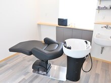 ムタヘアーサロン(MUTA hair salon)の雰囲気（フルフラットでくつろぎながらシャンプーをお楽しみください）