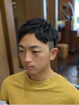 グラスヒビキ アップバングツーブロックマッシュショート