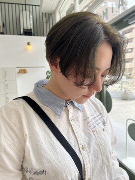 エマン(AIMANT) 刈り上げセンターパート× オリーブカラー