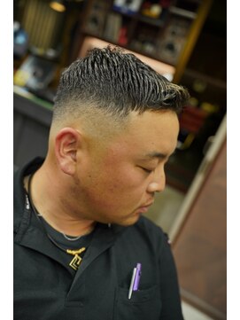 フォーコーナーズカットショップスリーセント 栄(FourCornersCutShop 3/cent) フェードショート