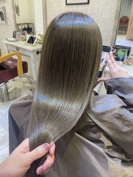 クオリア(Quaria) 髪質改善ブリーチ無しアッシュグレージュ