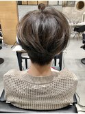 丸みのある耳だしショートヘア