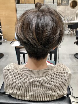 ザ シー 橋本(The C) 丸みのある耳だしショートヘア