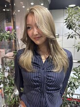 ヘアーアンドメイク ビス(HAIR&MAKE bis) 海外ガール　レイヤーカット　ハイトーンカラー【KAYO】