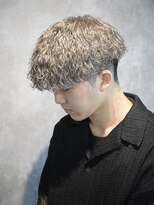 スウェルホワイト(SWELL WHITE)&nbsp;波巻きスパイラル×グレージュカラー　ブリーチパーマ　メンズ