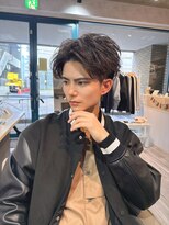 ノエ(Noe)&nbsp;黒髪人気ツーブロックワックスなしセンターパート韓国パーマ