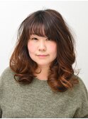 柔らかなゆるウェーブで大人キレイなボリュームロング