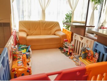 クープ シゾー美容室の写真/【JR茨木駅徒歩5分】お子様同伴可！広々としたキッズスペース有◎ご家族みなさまでキレイになりましょう♪