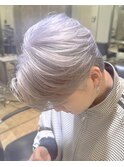 お客様スタイル前下がりセンターパートシルバーベージュブリーチ