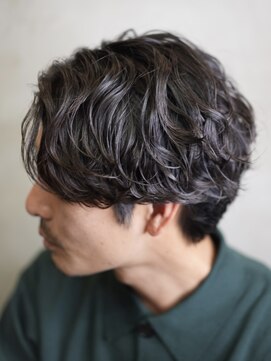 大人の波巻きスパイラルパーマミディアムロングメンズカットヘア