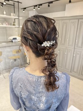 ユヌ(Une) 結婚式参列お呼ばれヘアセット編み下ろしヘアアレンジ