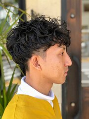 フェザーマッシュ　ツーブロックパーマヘアー