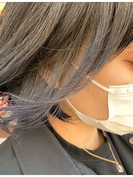 カミナ(KAMINA) 裾ブルーカラー。