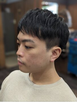 グラスヒビキ ツーブロック刈り上げショート