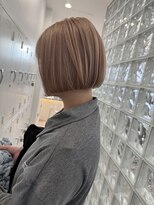 サンク 原宿 表参道(cinq) ケアブリーチピンクベージュ切りっぱなしボブ顔周りレイヤー