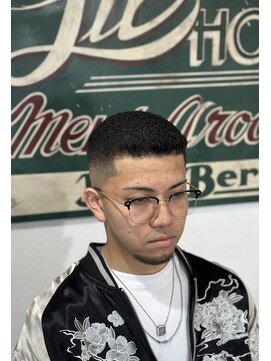 リルホビーズメンズグルーミング(Lil Hobbys Men's Grooming) ＜理容室＞＜バーバー＞フェードパンチパーマスタイル