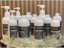 役割別の１１種類の薬剤で毛髪補修はもとより、そこからさらに【理想の髪質】へと導きます