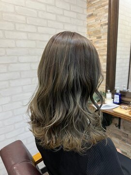 ハサミバイアトリエナガノ 千葉(8sami by atelier nagano) ショートボブ/センターパート/ツヤ髪/グラデーション/イヤリング