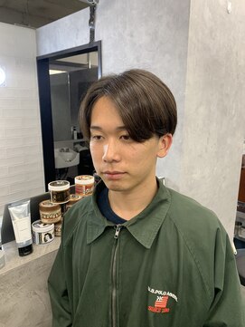 クロムトウキョウ ザ バーバー ネオン 新宿店(CHROM TOKYO the Barber ne/on) 前下がりセンターパート