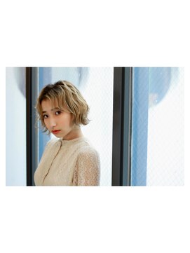 リサリサ(LISA LISA) プラチナベージュ×外ハネショート