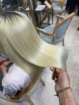 アンフィシュピトロワ(AnFye spi tlow)&nbsp;ホワイトブリーチの方を高難易度縮毛矯正で艶髪に変身