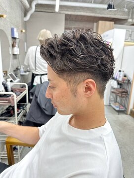 フラッグヘアー 博多駅前店(Flag HAIR) メンズパーマ短髪ツーブロック束感　ハイトーン