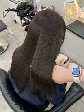 赤みを抑えたオリーブブラウン暗めでも透明感と艶のある仕上がり