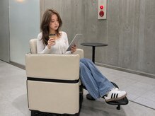 くつろげる最高級ソファーチェアーでカラーの待ち時間にはリラックスできる一時を…