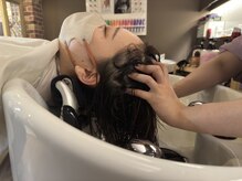 ヘアーアンドリラクゼーション エシア(hair&relaxation ecia)の雰囲気（フルフラットのシャンプー台で夢見心地な癒し体験ができます）