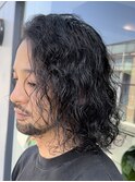 大人の波巻きスパイラルパーマミディアムロングメンズカットヘア