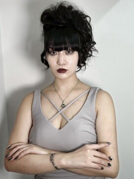 ステラ(Stella) リバイバル平成初期ギャルスタイル。前盛りモヒカン盛り髪