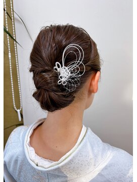 ヘアーボー ラーラ(hairbeau L'ala) ルーズ目シニヨン