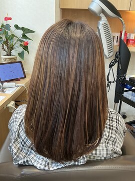 ウイバイファースト(u'i by first) カットはレイヤースタイル カラーはハイライトをいれて