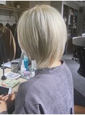 ハイトーンカラー　シルバーホワイト　ウルフカット 