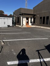 駐車場は美容室と隣のWORKERSDOUGHNUTをご利用ください。【佐野/髪質改善】