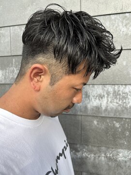 ヒュイル バイ ニアウ(Hwyl by Niau) メンズマッシュショートスパイラルパーマニュアンスパーマ眉毛