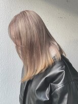 タヴィ(Tavi) ハイトーンカラーのベージュヘア/ブリーチカラー/ダブルカラー