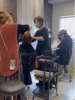 ルースヘアー(luz hair)の写真/スタイリッシュな内装の店内◇半個室のプライベート空間で、周りを気にせずリラックスして過ごせる♪