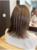 大人の抜け感。柔らかなツヤカラー×切りっぱなしミディ
