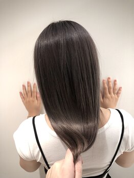 プラス(PLUS)の写真/低アルカリ高発色の最高級薬剤で髪の負担を最小限にカラー！理想の色味を叶えるデザイン♪