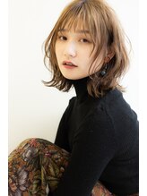 今旬のオススメヘアは「ちょっぴりモードなミディアム」