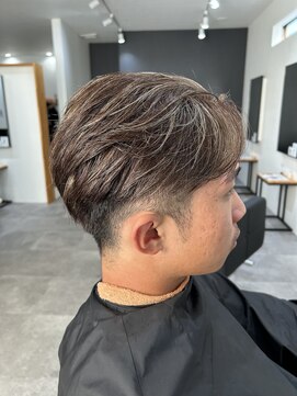 ヒュイル バイ ニアウ(Hwyl by Niau) センターパートメンズカットハイライトニュアンスパーマブリーチ