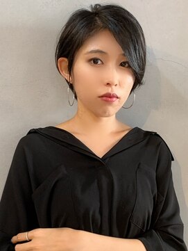 ラフ(raugh) 【raugh】大人可愛い20代30代40代黒髪前下がりショート