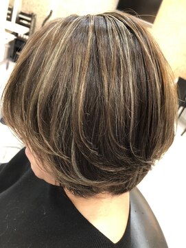 ヘアーデザインムーヴ(Hair design MOVE) 白髪ぼかしハイライト　ショート