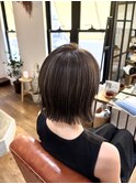 外ハネ切りっぱなしボブ×白髪ぼかしハイライト