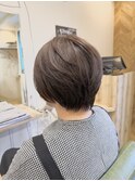 上品な艶と軽やかさ、大人女性のショートレイヤー