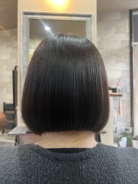 癖を落ち着かせてコンパクトボブです。カラーはグレージュです。