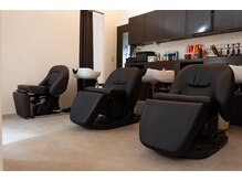 リジェール 高辻店の雰囲気（フロアと隔てたシャンプー台【鶴舞/高辻/ハイライト/白髪染め】）