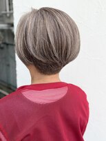 ヴァロ(Valo)&nbsp;グレージュ白髪ぼかし・刈り上げ大人ショート